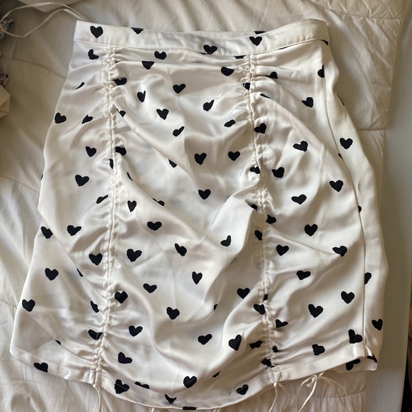 Valentines Day-Verge Girl white skirt with black hearts - Picture 3 of 3
